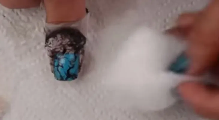 Decorar uñas con agua ((Video)