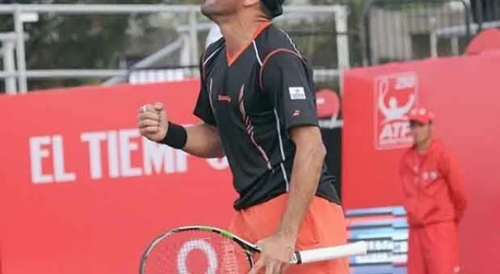 Víctor Estrella derrota al No. 25 del mundo y pasa a 3ra ronda en ATP 500 