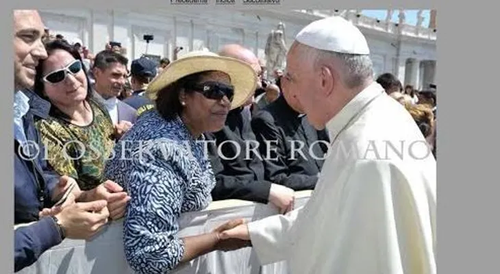 El papa Francisco saluda un grupo de periodistas dominicanos
