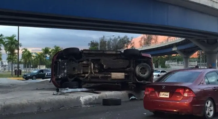 Aparatoso accidente bajo el elevado de la Ortega y Gasset