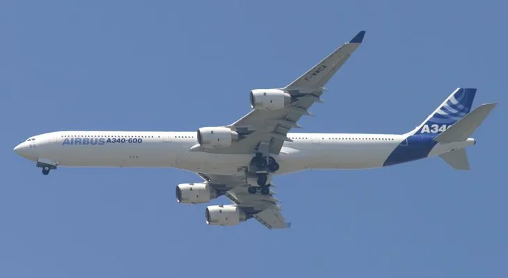 El Airbus A340-600 se despide de Lufthansa entre el fervor de los aficionados en Washington-Dulles