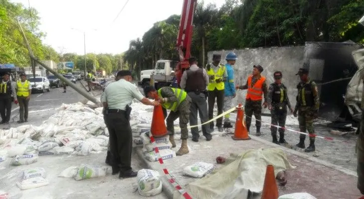 Muere conductor de una patana tras chocar contra poste de luz 