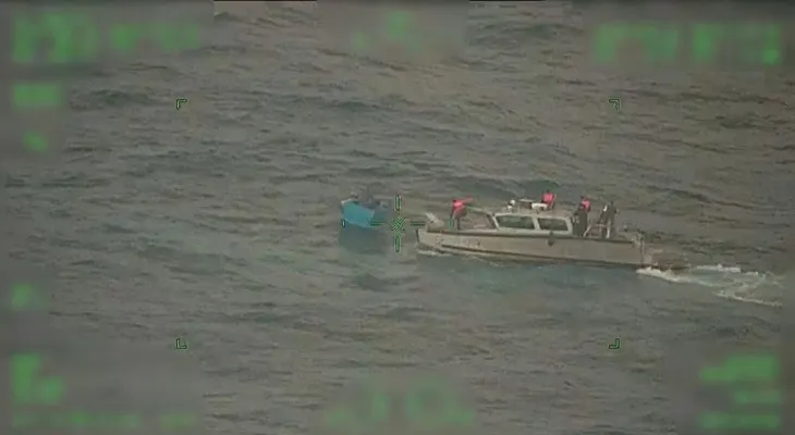 Armada mexicana rescata a dos pescadores que sobrevivieron cinco días a la deriva en una nevera