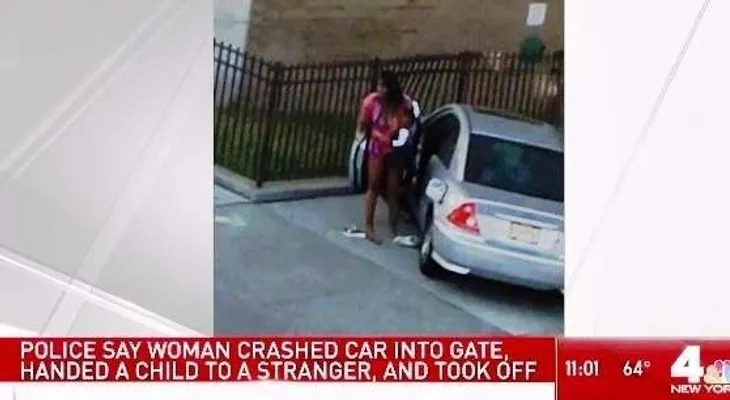 Detienen a una mujer por entregar su bebé a un extraño, después de chocar su carro