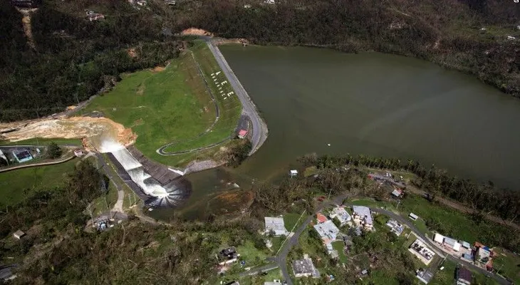 Puerto Rico, azotado por la devastación del huracán María, teme por una represa que se puede romper
