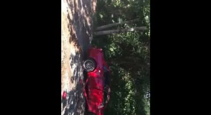 Miren como un padre castiga a su hija 