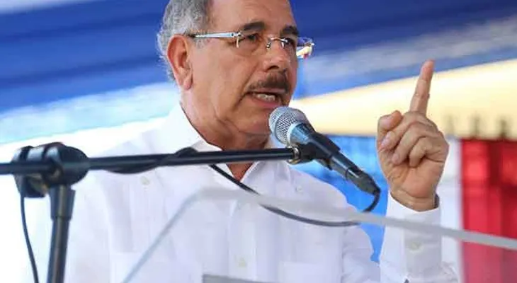 Danilo Medina se "quilla" con sacerdote, pide la palabra y "rinde cuentas" 