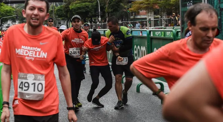 Maratón de Medellín: muere un corredor tras cruzar la meta y otro fue atropellado por un vehículo
