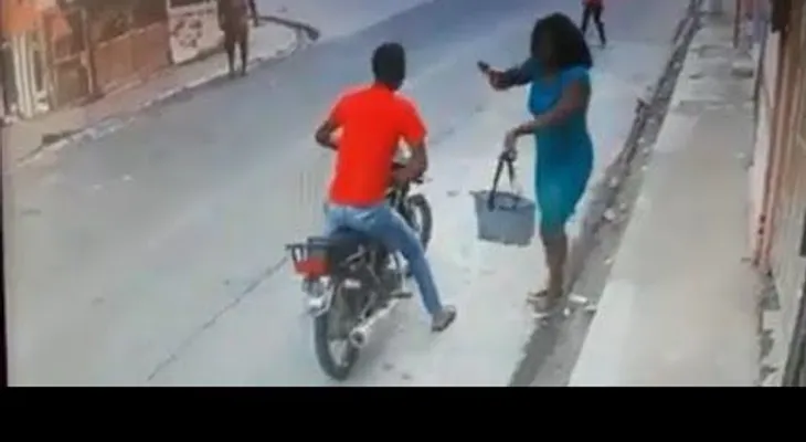 Un hombre atraca dos mujeres en una misma calle en Boca Chica, en solo 5 segundos 