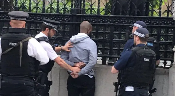 Arrestan a un hombre supuestamente armado con un cuchillo cerca del Parlamento británico