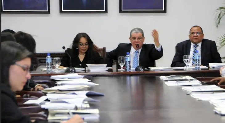 Amarante Baret y Equipo técnico verifican avances en actualización curricular