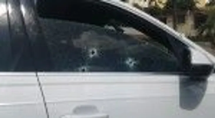 Desconocidos tirotean vehículo en avenida Carmen de Mendoza hiriendo a su conductor