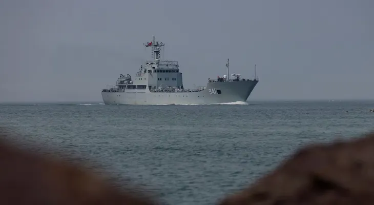 Buques de guerra chinos cerca de una isla japonesa elevan la alerta en Tokio