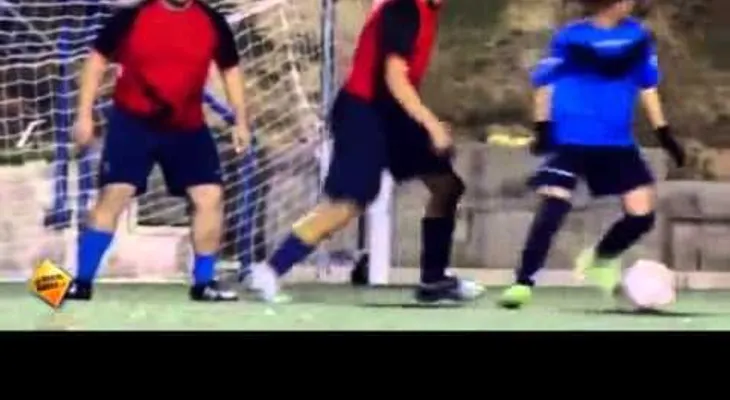 Una futbolista se disfraza de hombre y da una lección a todos con el balón