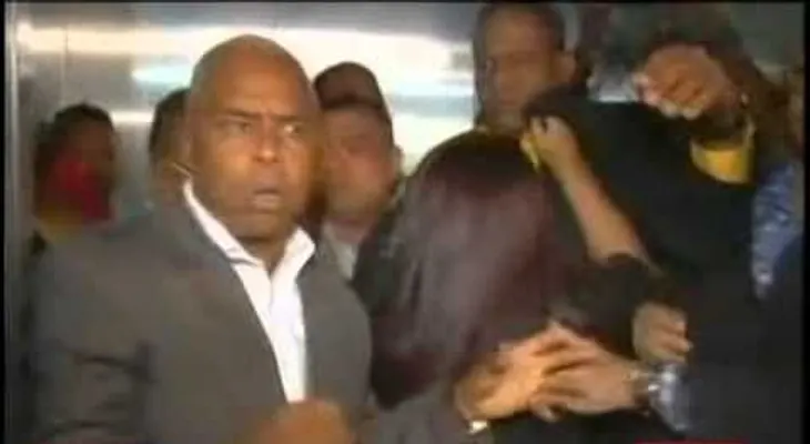 Seguridad de Félix Bautista golpea a camarógrafo al concluir audiencia
