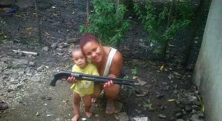 Imágenes en Facebook revelan irresponsabilidad de padres