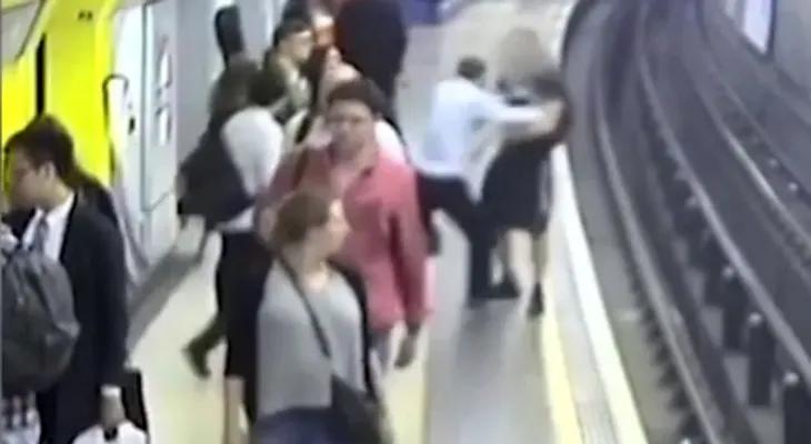 Un hooligan empujó a un hombre a las vías y ahora deberá pagar las consecuencias