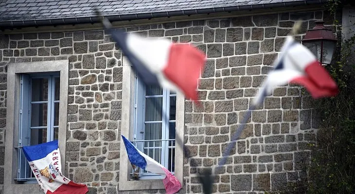Francia recuerda a las víctimas de los ataques de París, mientras suenan los tambores de guerra