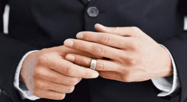 Por qué las mujeres desean más a los hombres casados 