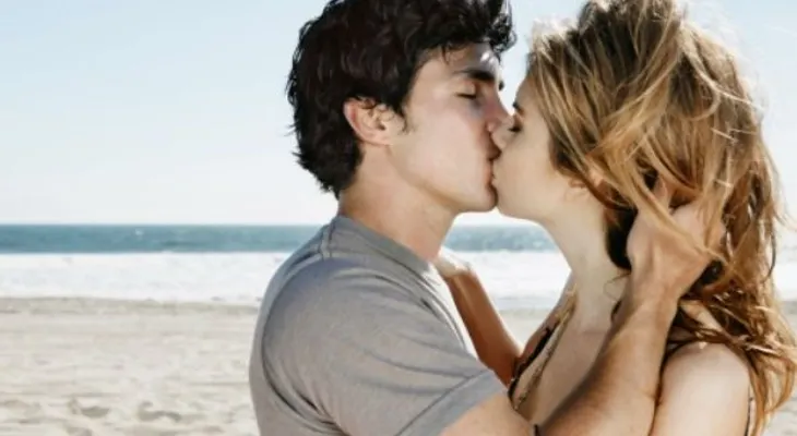 Un beso produce 80 millones de bacterias