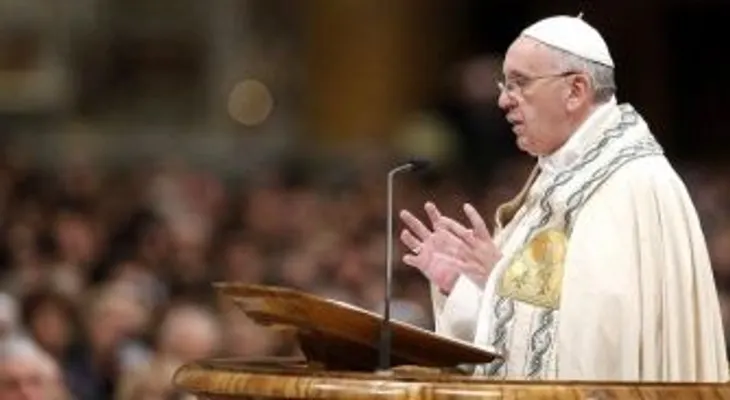 Papa pide a los católicos que reconozcan a pecadores y no teman sus miserias 