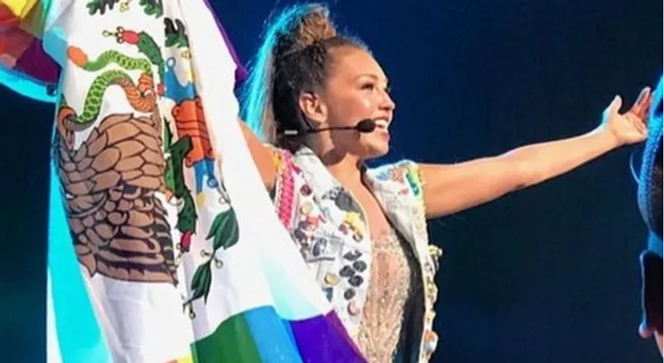 Thalía recibe ácidas críticas por mezclar bandera gay ¡con un símbolo patrio! 