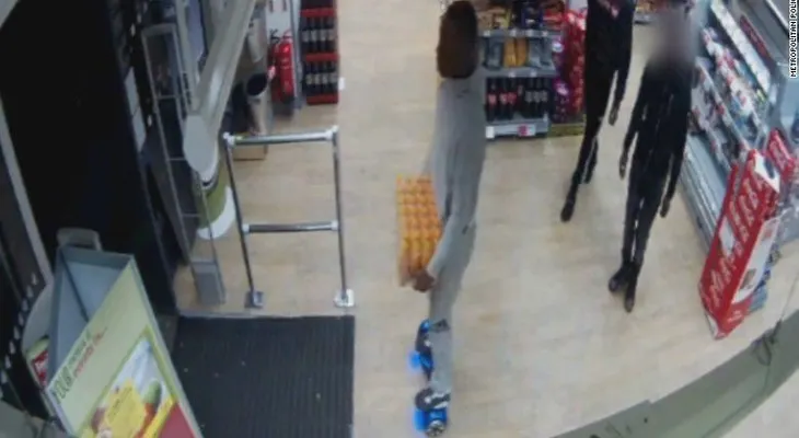 Un ladrón huye del lugar del robo... ¡en hoverboard!