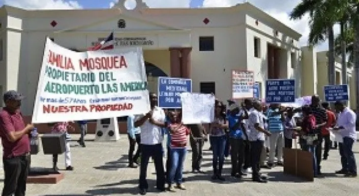 Familia protesta frente al Palacio en reclamo de terrenos del AILA