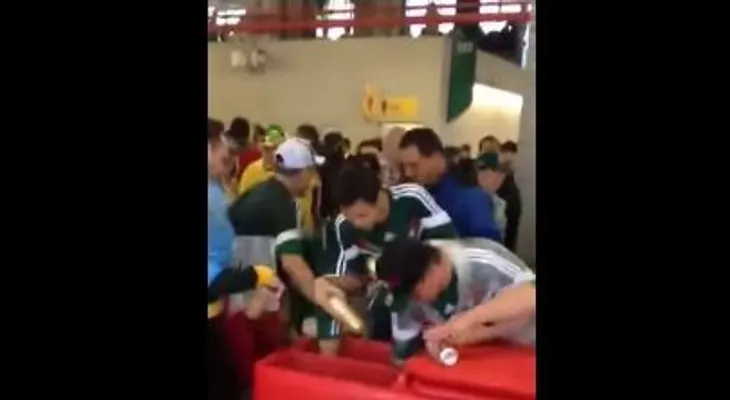 Video: Captan a fanáticos mexicanos robando cerveza en un estadio