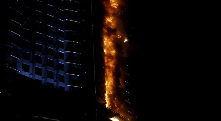 Arde un hotel de lujo cerca del rascacielos más alto del mundo en Dubái (VIDEO)