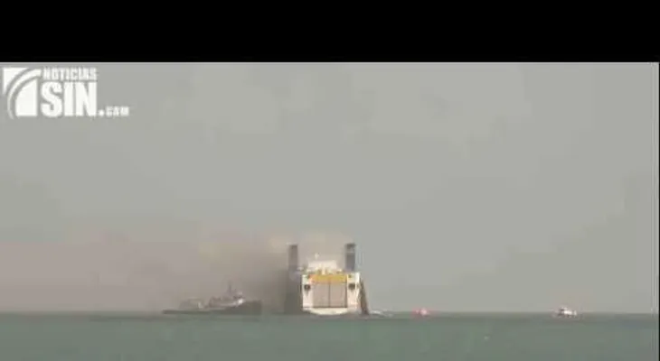 Pánico al incendiarse crucero con más de 500 pasajeros a bordo en Puerto Rico
