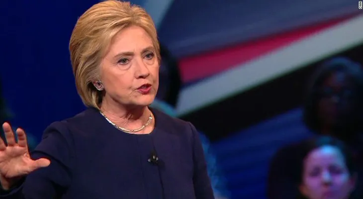 Clinton acusa a Trump de 'incitar a la violencia colectiva' durante sus actos de campaña