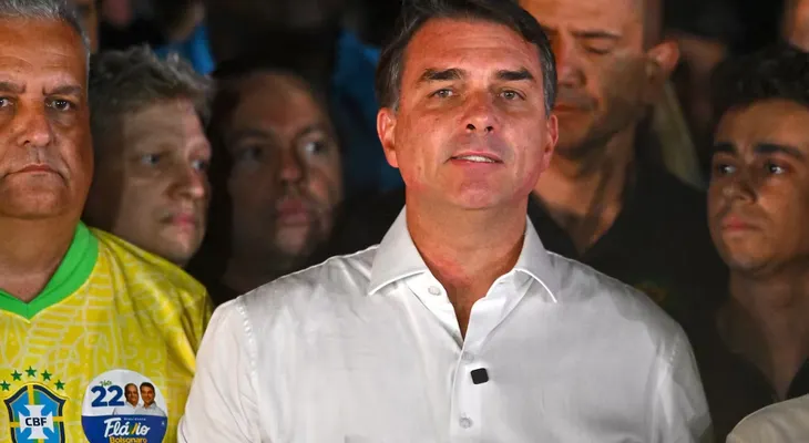 Migraciones de Argentina confirma que Flávio Bolsonaro viajó con su familia a Ecuador sin impedimento legal