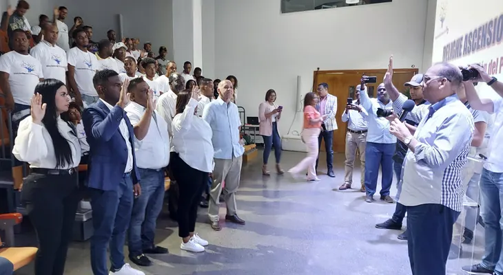 Deligne Ascención juramenta "Renovate RD" en apoyo a Luis Abinader