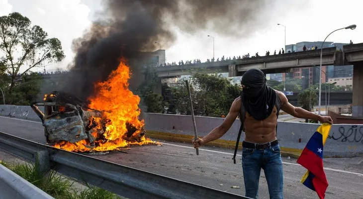 Un hombre murió quemado en una protesta contra Nicolás Maduro en Venezuela