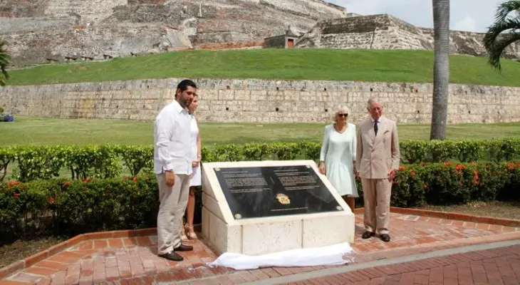 Polémica por placa develada por príncipe Carlos 
