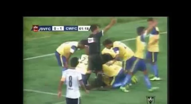 Muere futbolista que cayó al celebrar un gol (Video)