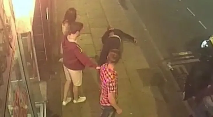 Discutían en la puerta de un restaurante y le propinó un brutal golpe que le arruinó la vida