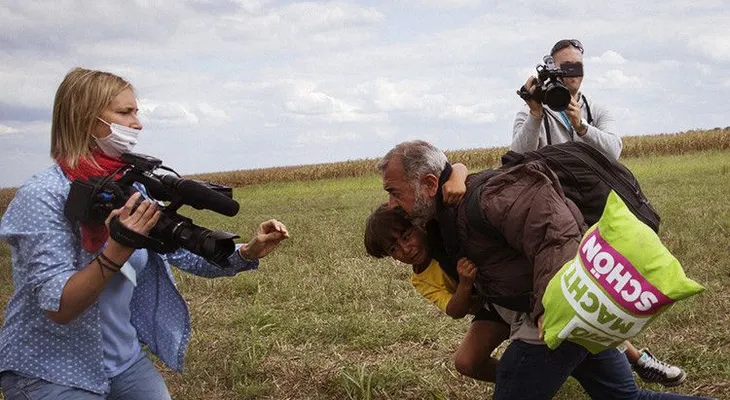 "Ocurrió algo dentro de mí. Lo siento": La reportera húngara que agredió a refugiados pide disculpas