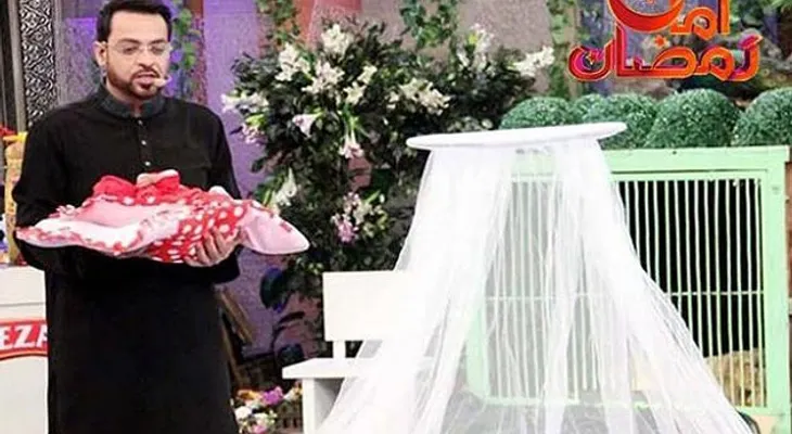 En programa de televisión paquistaní regalan bebé abandonada 