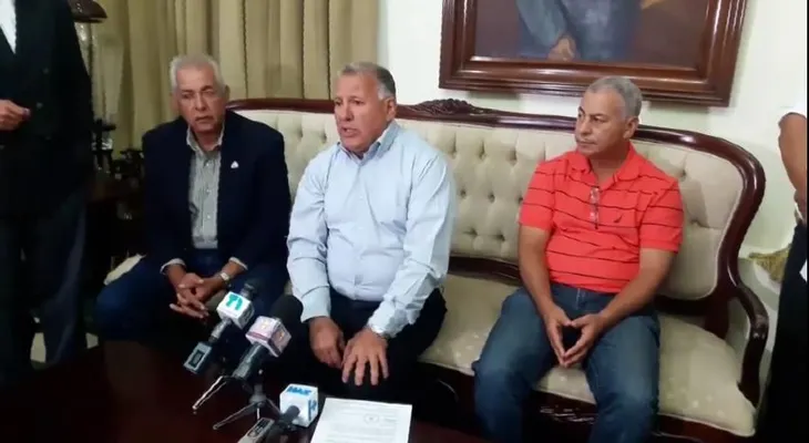 Serulle pide reconsiderar aumento sueldos regidores y alcalde en Santiago