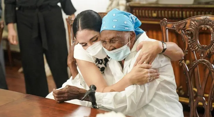 Primera dama sorprende con vivienda a señora de 111 años