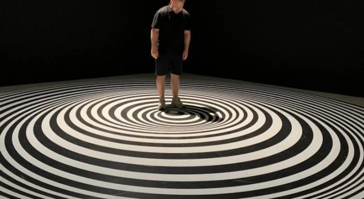 Una exposición de vértigo para desafiar los sentidos y cuestionar la realidad