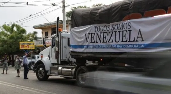 Llega a Venezuela camión con papel periódico