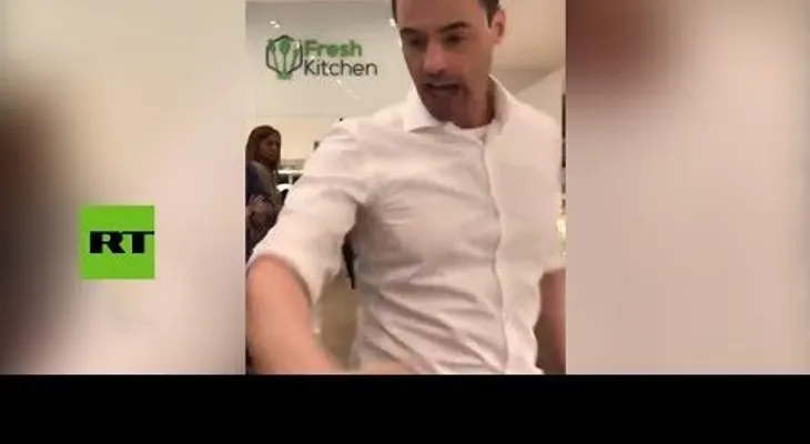 Arremete contra personas que hablan español en un bar en Nueva York 