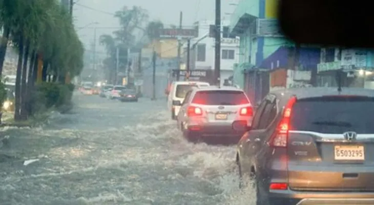 Gran Santo Domingo bajo alerta amarilla: lluvias causan inundaciones y obstruyen el tránsito