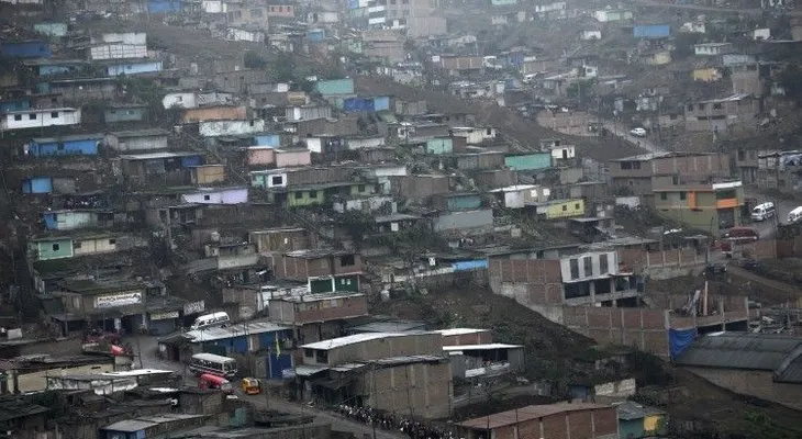 ¿Qué oculta la pared que separa a los ricos de los pobres en Perú?