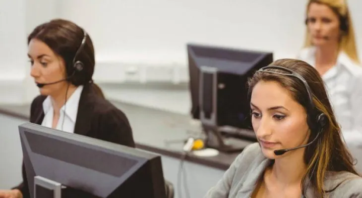 Trucos psicológicos para que te hagan caso cuando llamas a un teleoperador