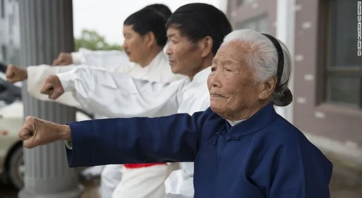 La abuela china de 93 años que hace kung-fu y es una sensación en internet