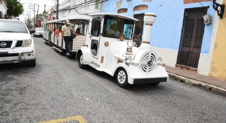 Atracan turistas en trencito de la Ciudad Colonial